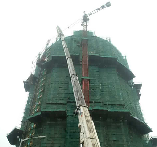 上林吊车在工地上作业
